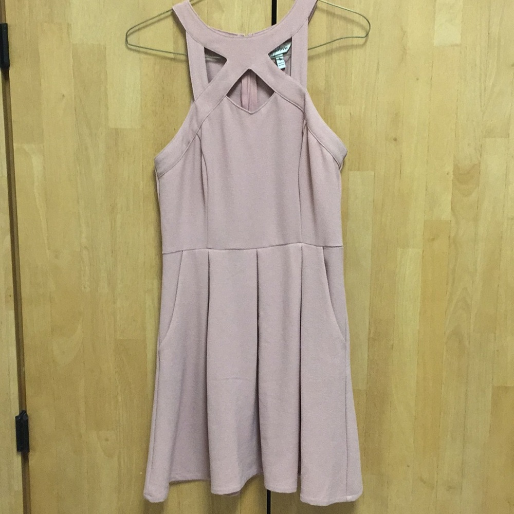 Cute Light pink short dress with pockets!